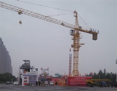 高高聳立的塔吊